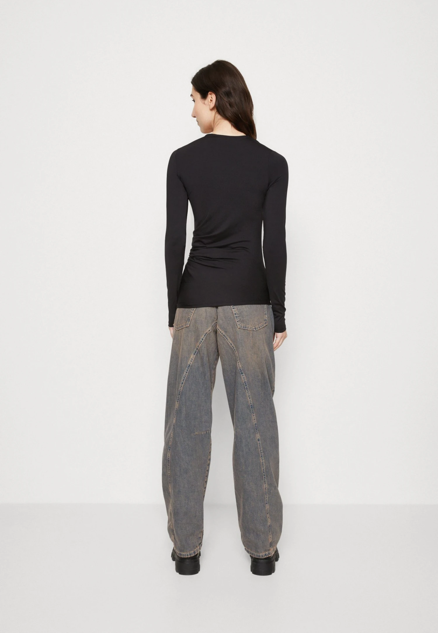 WEEKDAY Isia Asymmetric Drape Long Sleeve - Longsleeve - Black 3 WEEKDAY Isia Asymmetric Drape Long Sleeve - Longsleeve - Black - Afbeelding 3