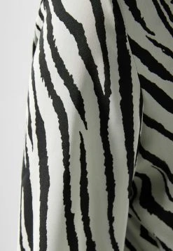 BERSHKA Long Sleeve - Overhemdblouse - Mottled Black -dress shop 446f184fc7e440e7a0572ed70739f1f3