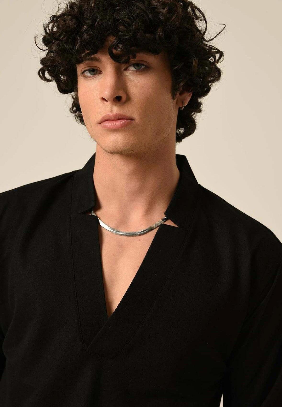 Antioch V-Neck Long Sleeve - Longsleeve - Black 2 Antioch V-Neck Long Sleeve - Longsleeve - Black - Afbeelding 2