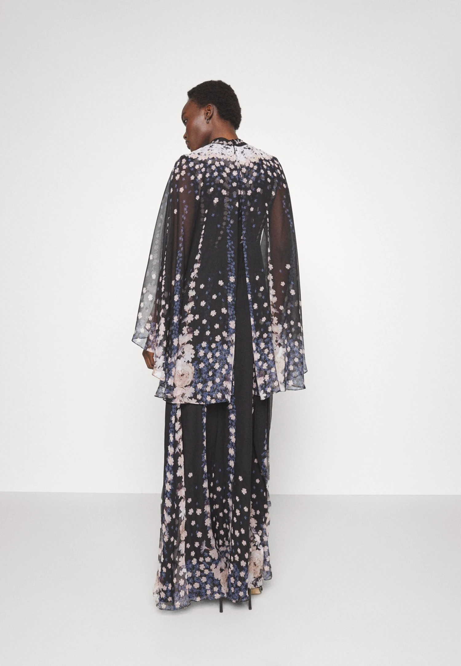 Erdem Long Sleeve Cape Effect Gown Bow Neck Detail - Galajurk - Black/Multi 5 Erdem Long Sleeve Cape Effect Gown Bow Neck Detail - Galajurk - Black/Multi - Afbeelding 5