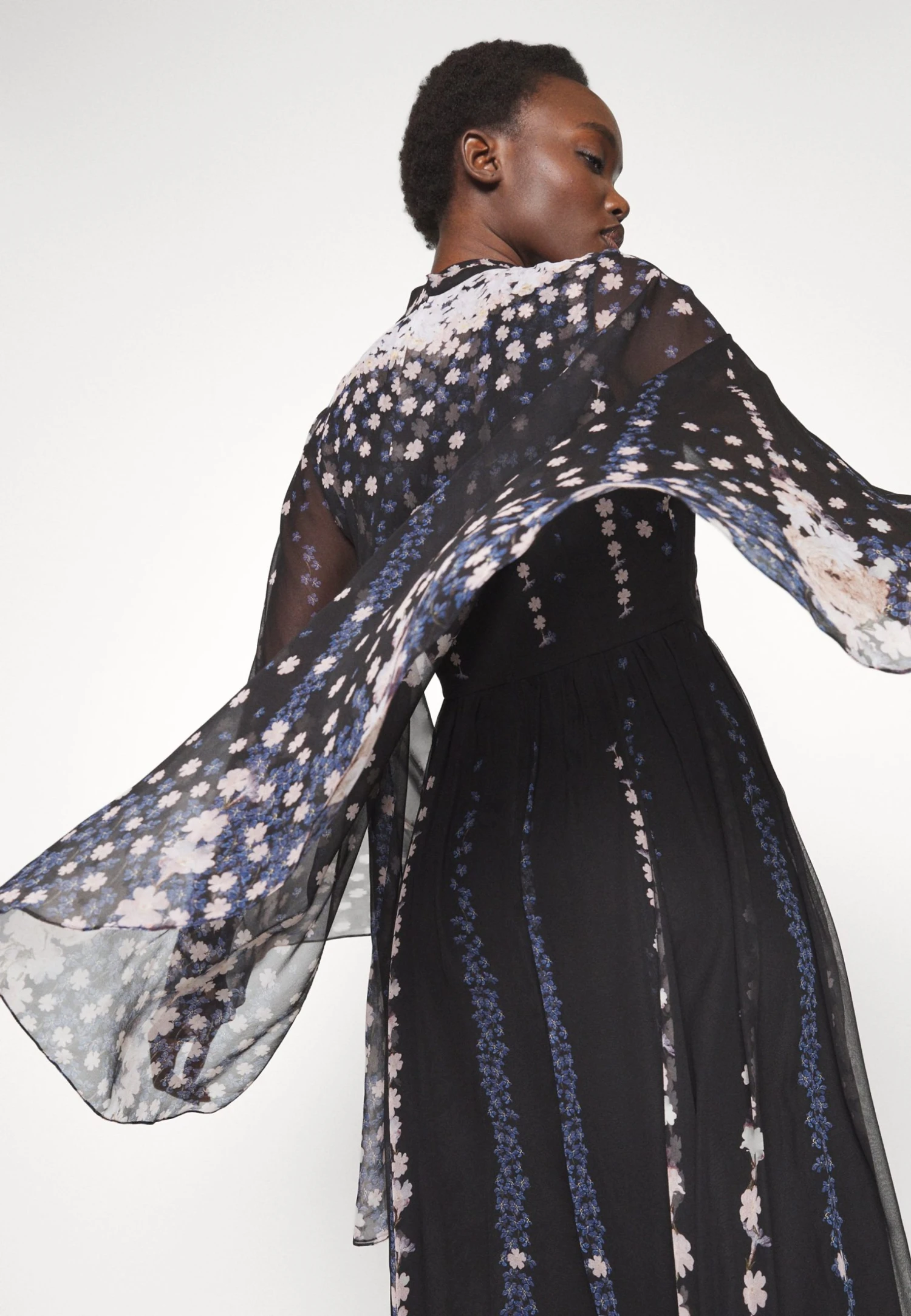 Erdem Long Sleeve Cape Effect Gown Bow Neck Detail - Galajurk - Black/Multi 6 Erdem Long Sleeve Cape Effect Gown Bow Neck Detail - Galajurk - Black/Multi - Afbeelding 6