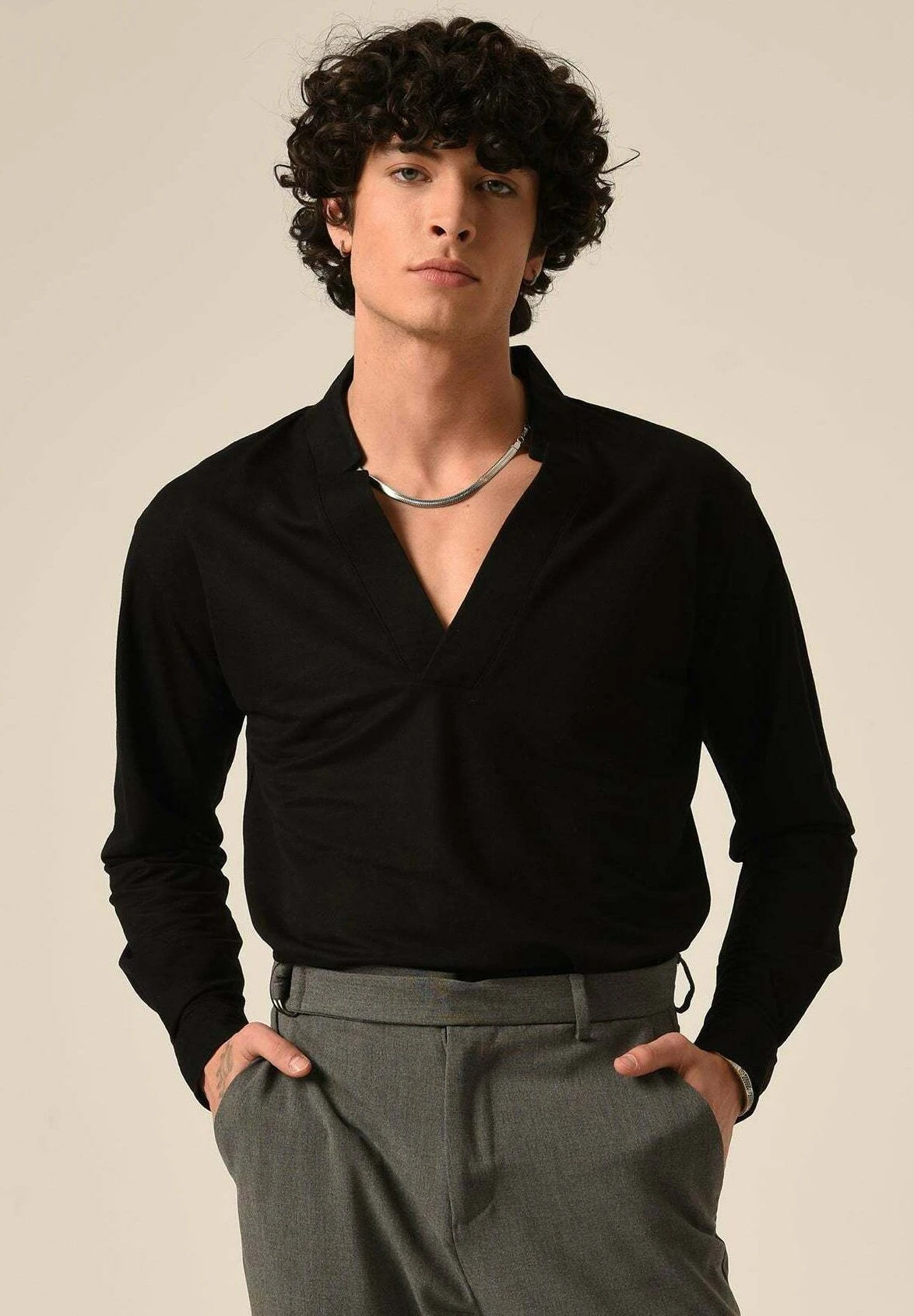 Antioch V-Neck Long Sleeve - Longsleeve - Black 3 Antioch V-Neck Long Sleeve - Longsleeve - Black - Afbeelding 3