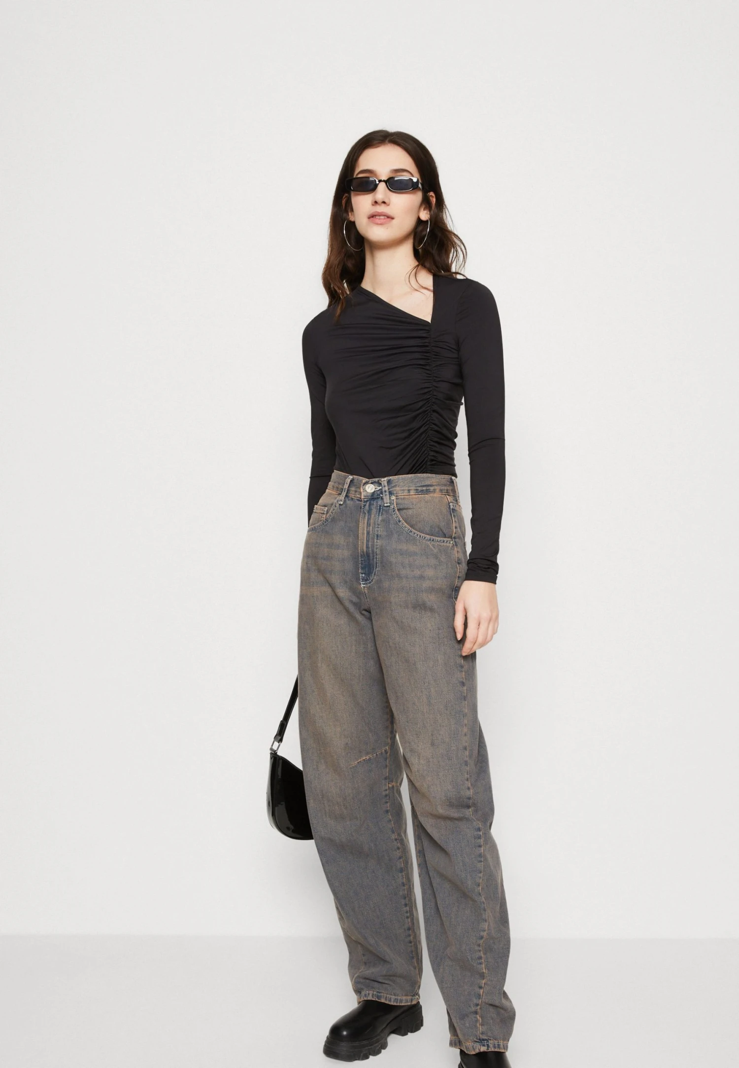 WEEKDAY Isia Asymmetric Drape Long Sleeve - Longsleeve - Black 4 WEEKDAY Isia Asymmetric Drape Long Sleeve - Longsleeve - Black - Afbeelding 4